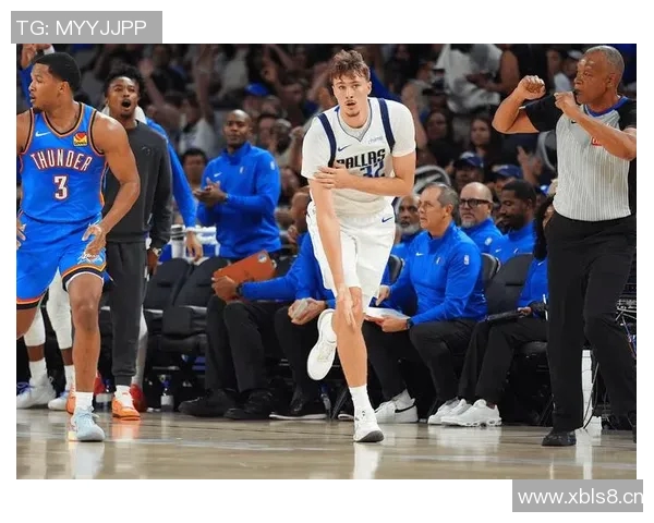 老队友默契配合濃眉果断分球助拉塞尔轻松命中三分