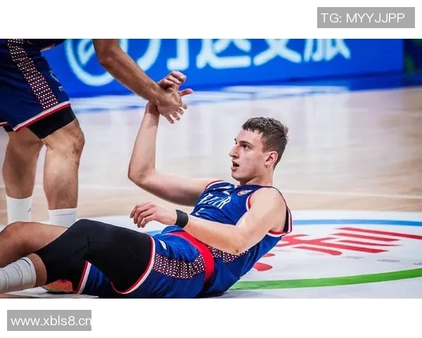 约维奇半场表现亮眼6投3中罚球全中贡献10分外加3篮板2助攻1盖帽