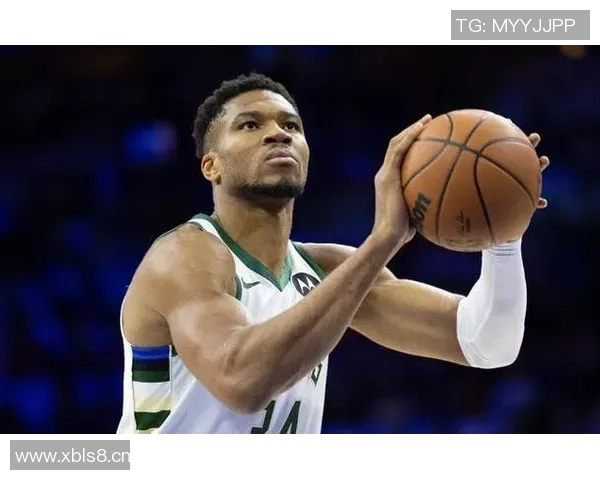 字母哥身穿43号球衣训练双臂肌肉线条惊艳全场引发热议